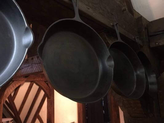https://www.booniehicks.com/wp-content/uploads/2017/10/Benefits-of-cooking-with-cast-iron-533x400.jpg