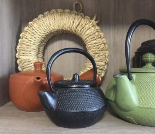 https://www.booniehicks.com/wp-content/uploads/2022/11/Why-are-Japanese-teapots-small-534x462.jpg